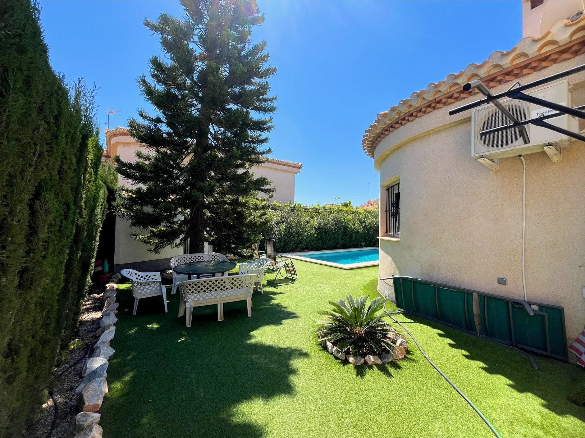 Chalet independiente con piscina privada y placas solares en Playa Flamenca