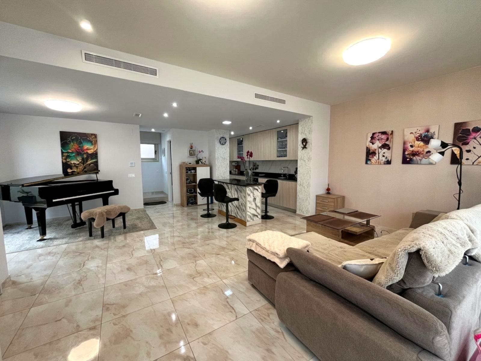 Exclusiva villa moderna en Villamartín con piscina privada y vistas a las salinas