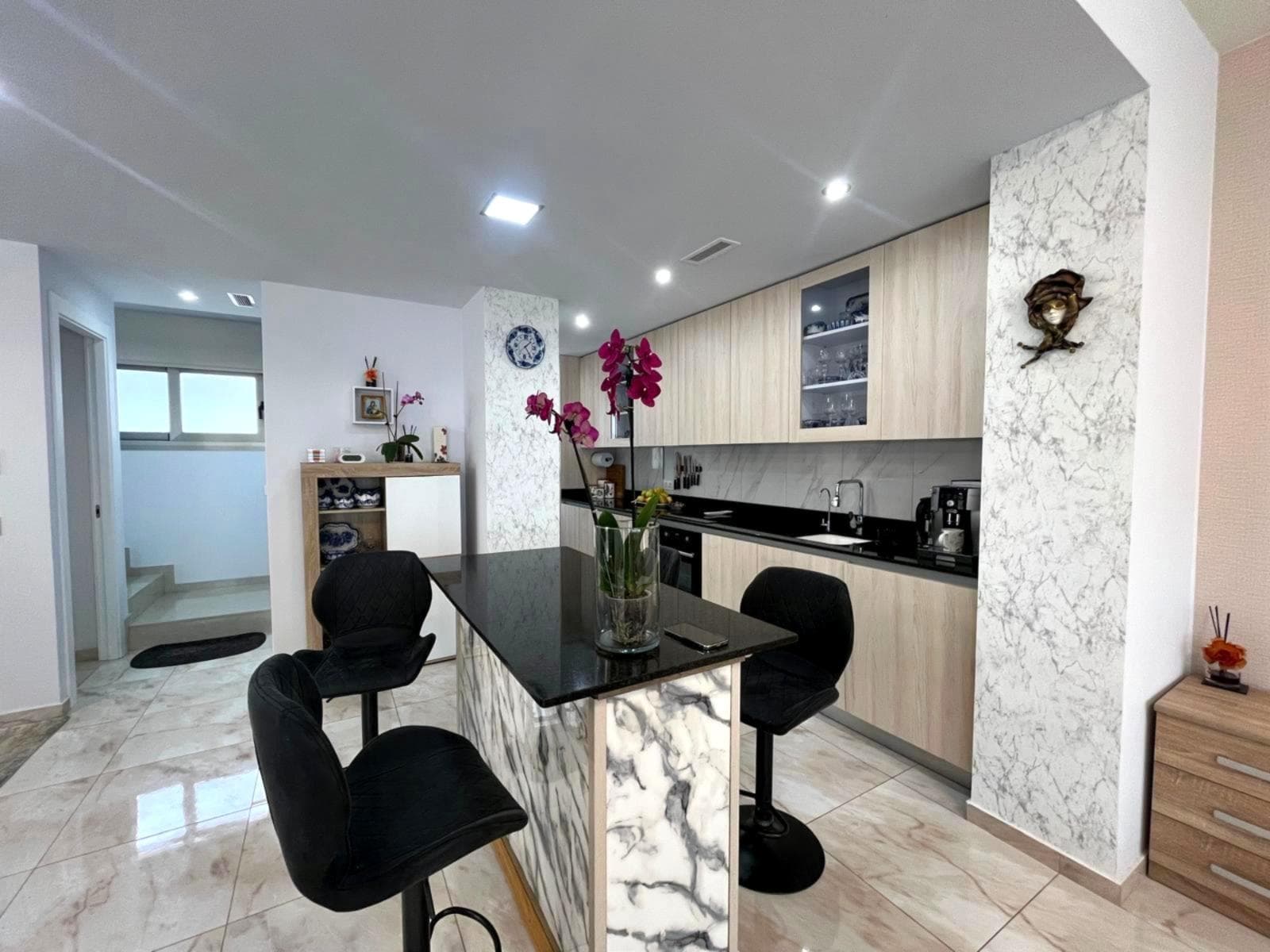 Exclusiva villa moderna en Villamartín con piscina privada y vistas a las salinas