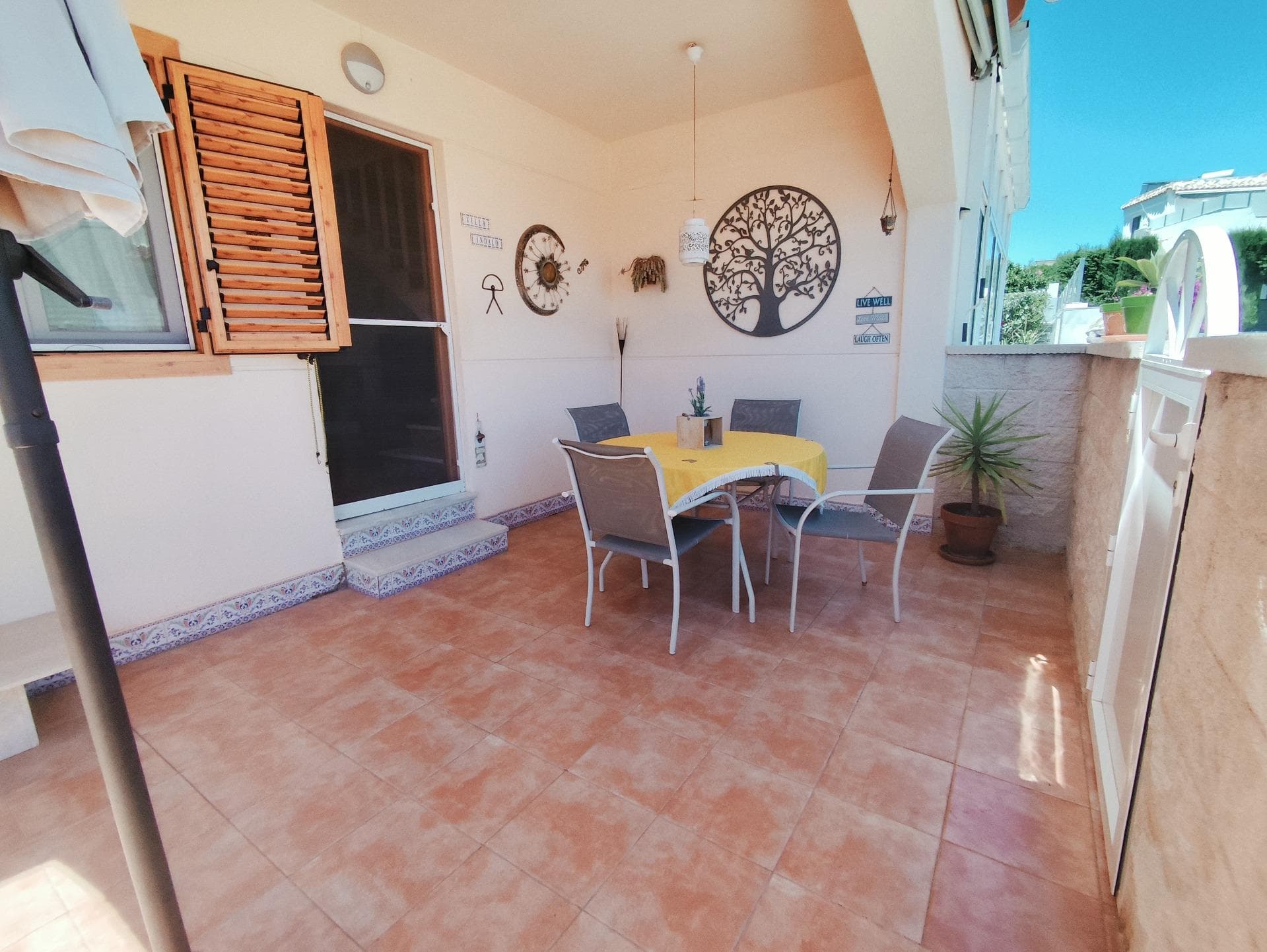 Casa con apartamento de invitados y vistas al mar en la Calle Niagara de Playa Flamenca