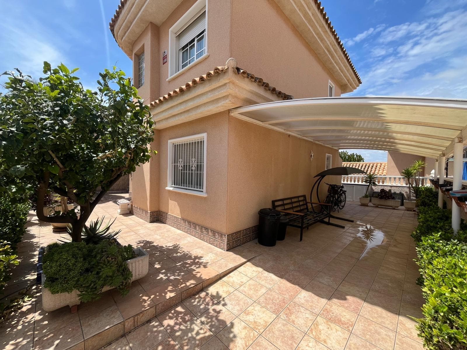 Chalet Independiente con Piscina Comunitaria, Suelo Radiante y Parking Privado en Los Altos – Orihuela Costa