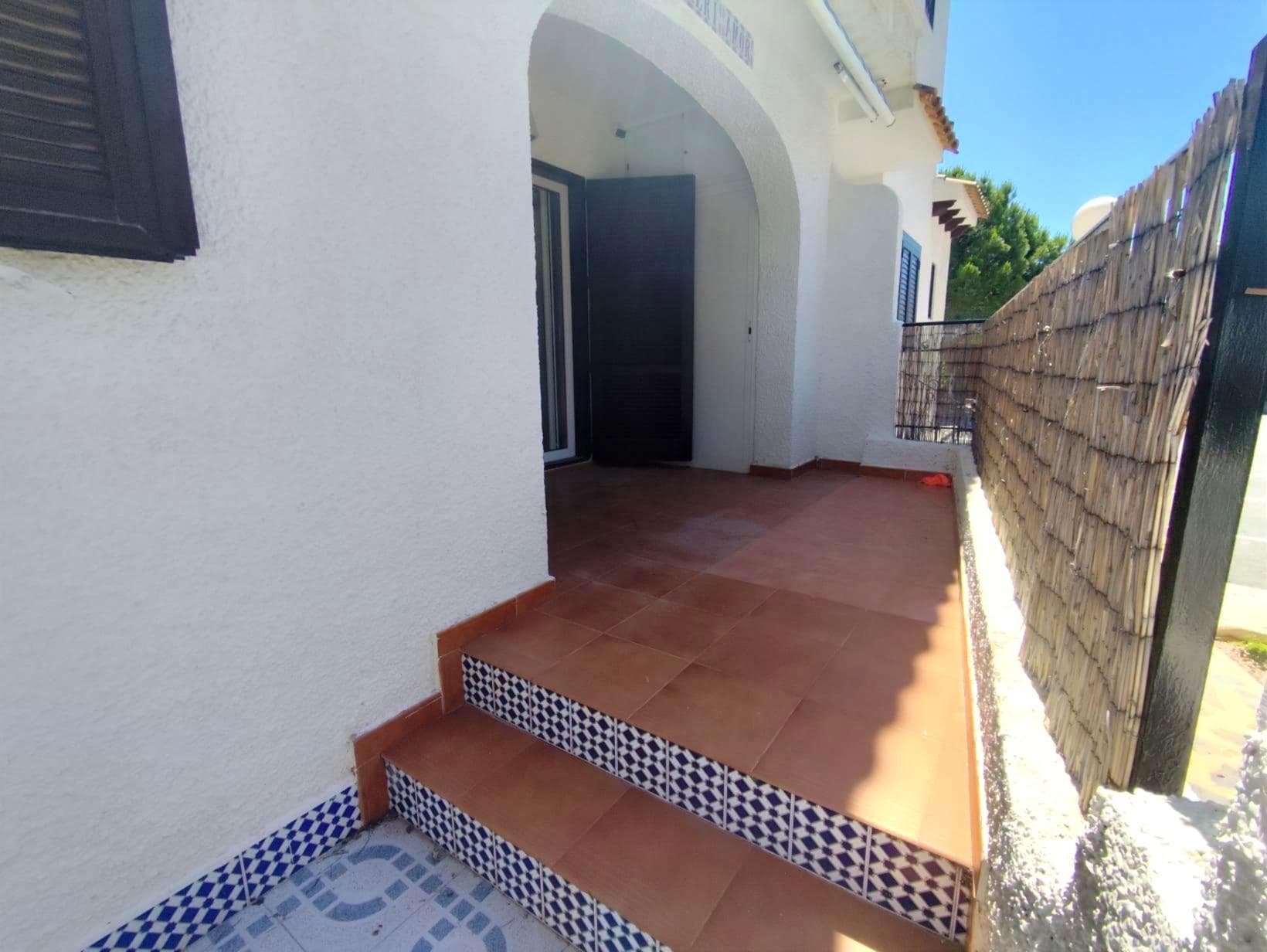 Encantador Bungalow en Planta Baja Cerca del Mar con Amplio Jardín y 3 Piscinas en Cabo Roig