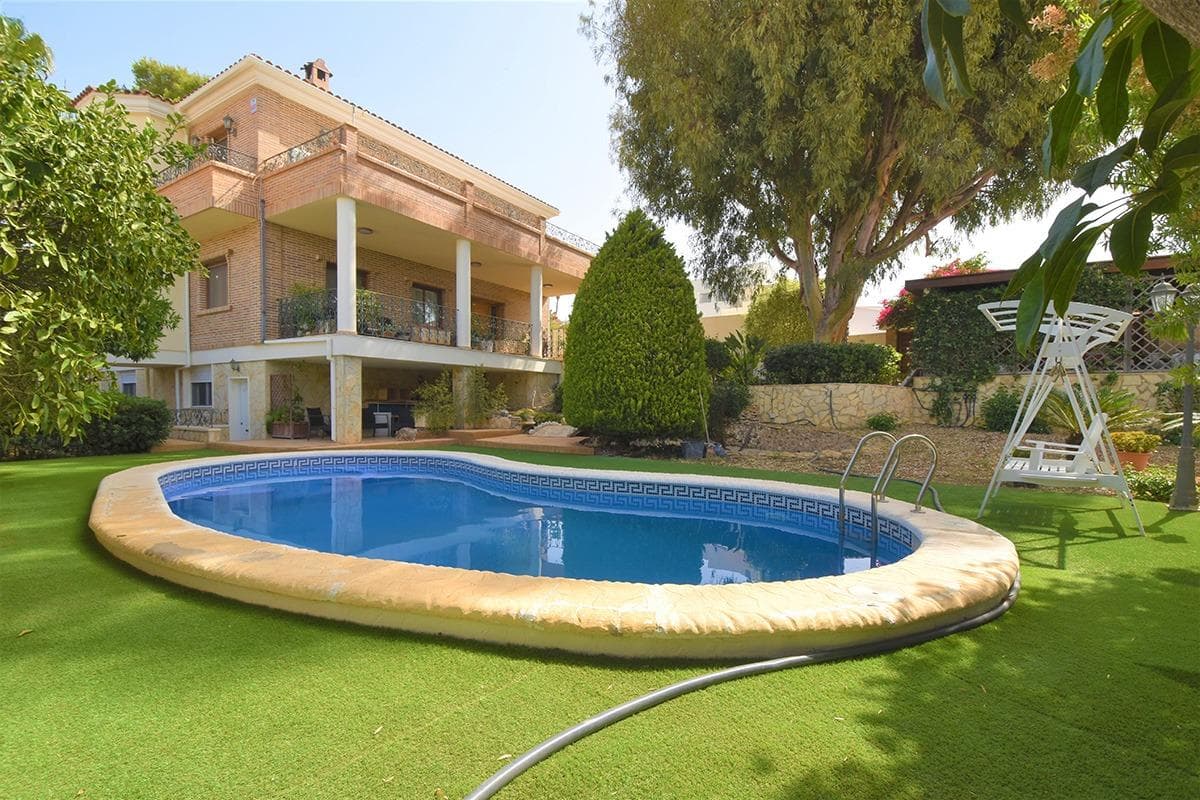 Villa contemporánea de lujo con piscina privada y oasis de bienestar
