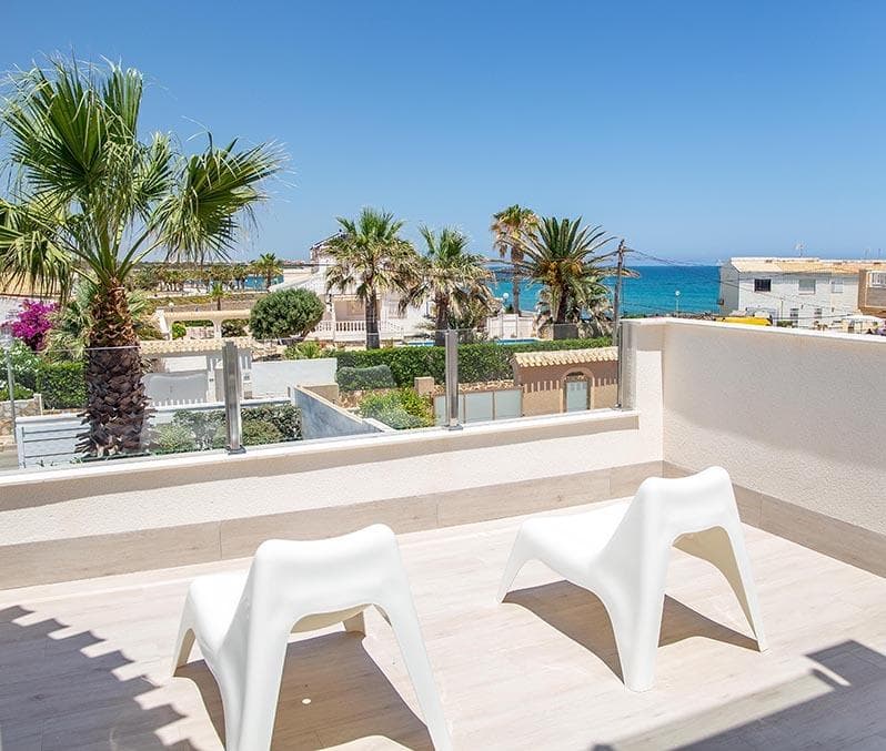 Espectacular villa de lujo renovada en segunda línea de playa con vistas panorámicas al mar en Playa Flamenca, Orihuela Costa