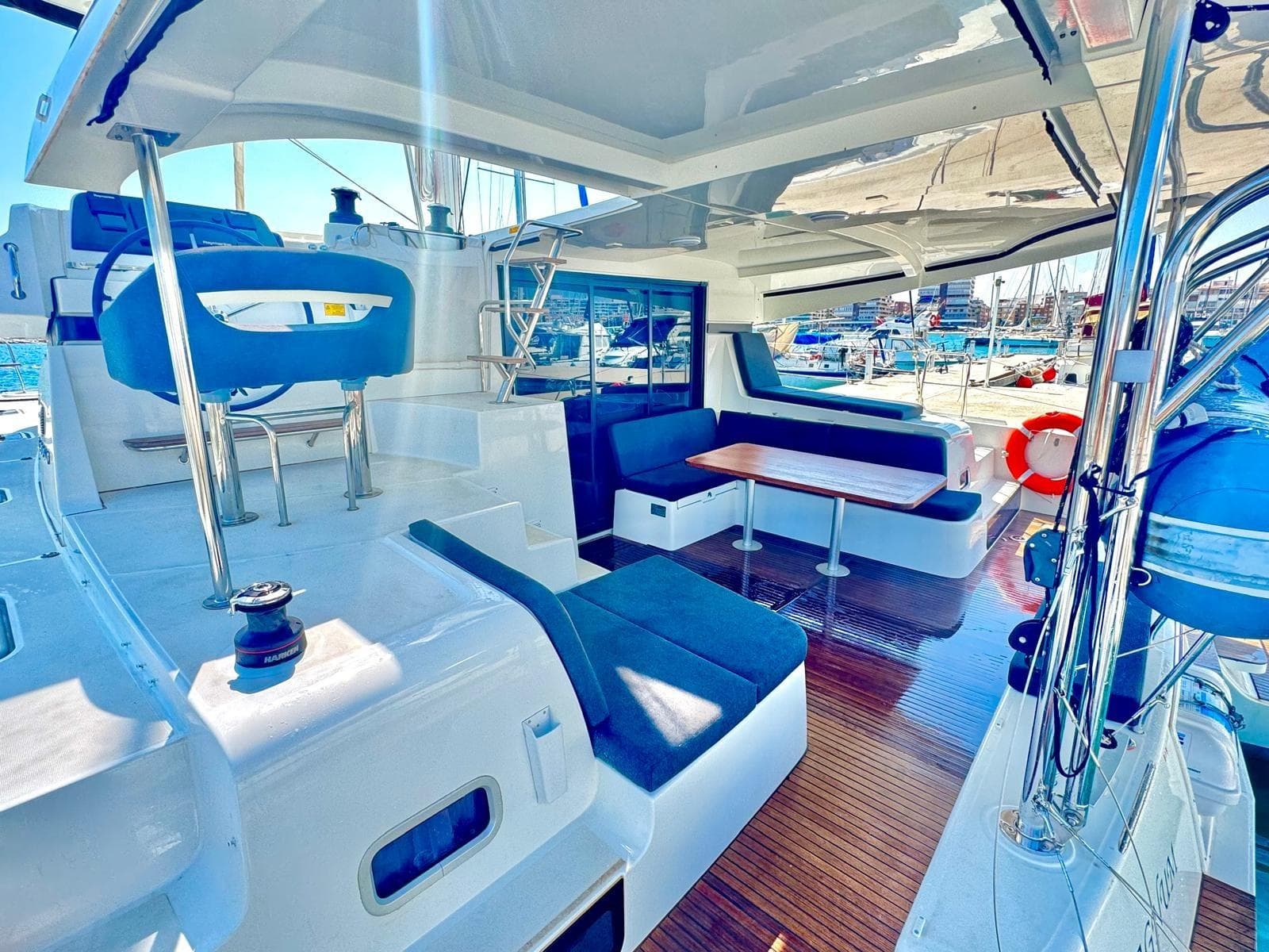 [Oportunidad Exclusiva] Catamarán Lagoon 42 (2024) – Una "Villa sobre el Mar" Lista para Navegar en Torrevieja