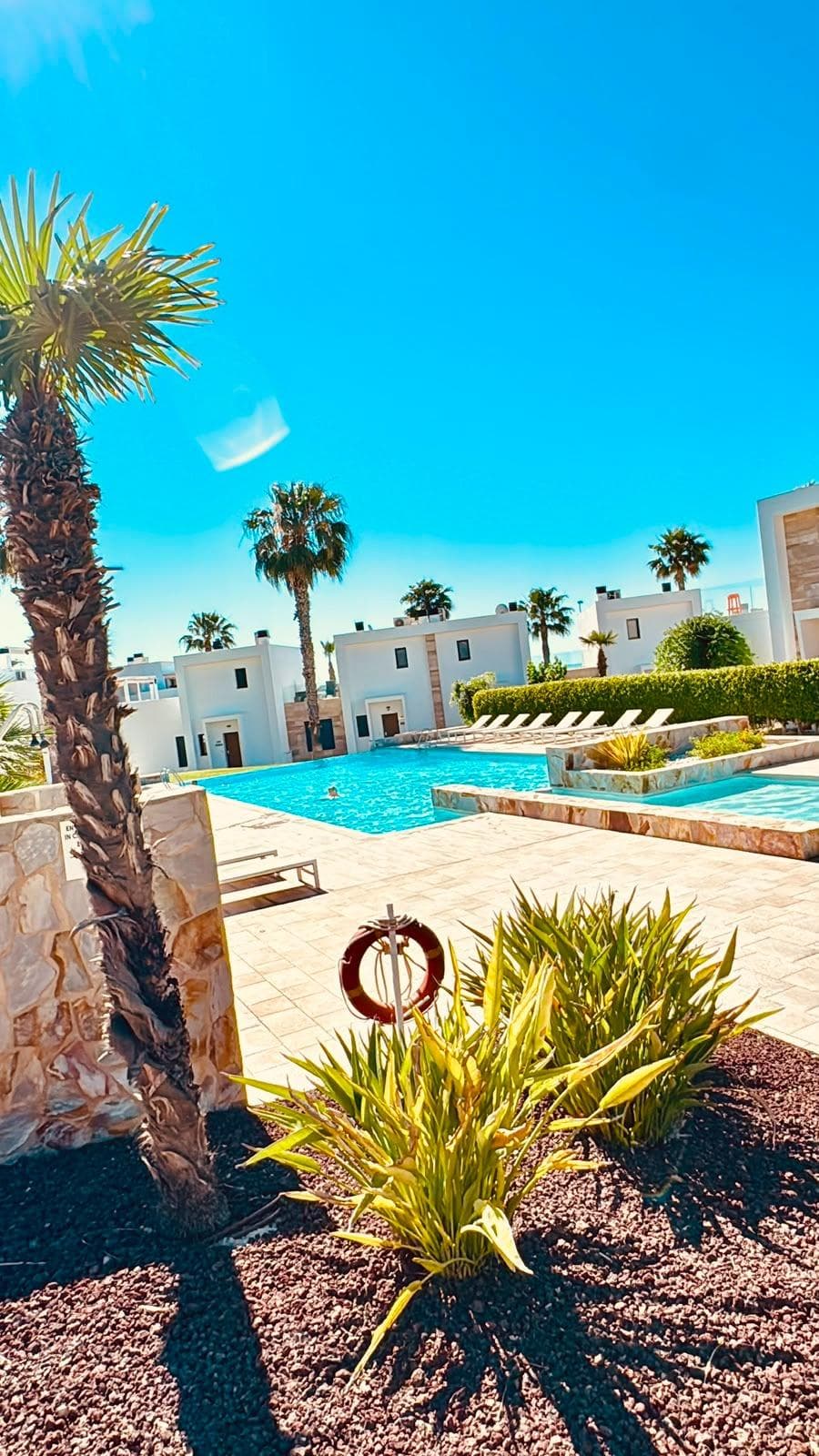 Elegante Adosado de Diseño Vanguardista con Vistas al Mar y Jardín Privado