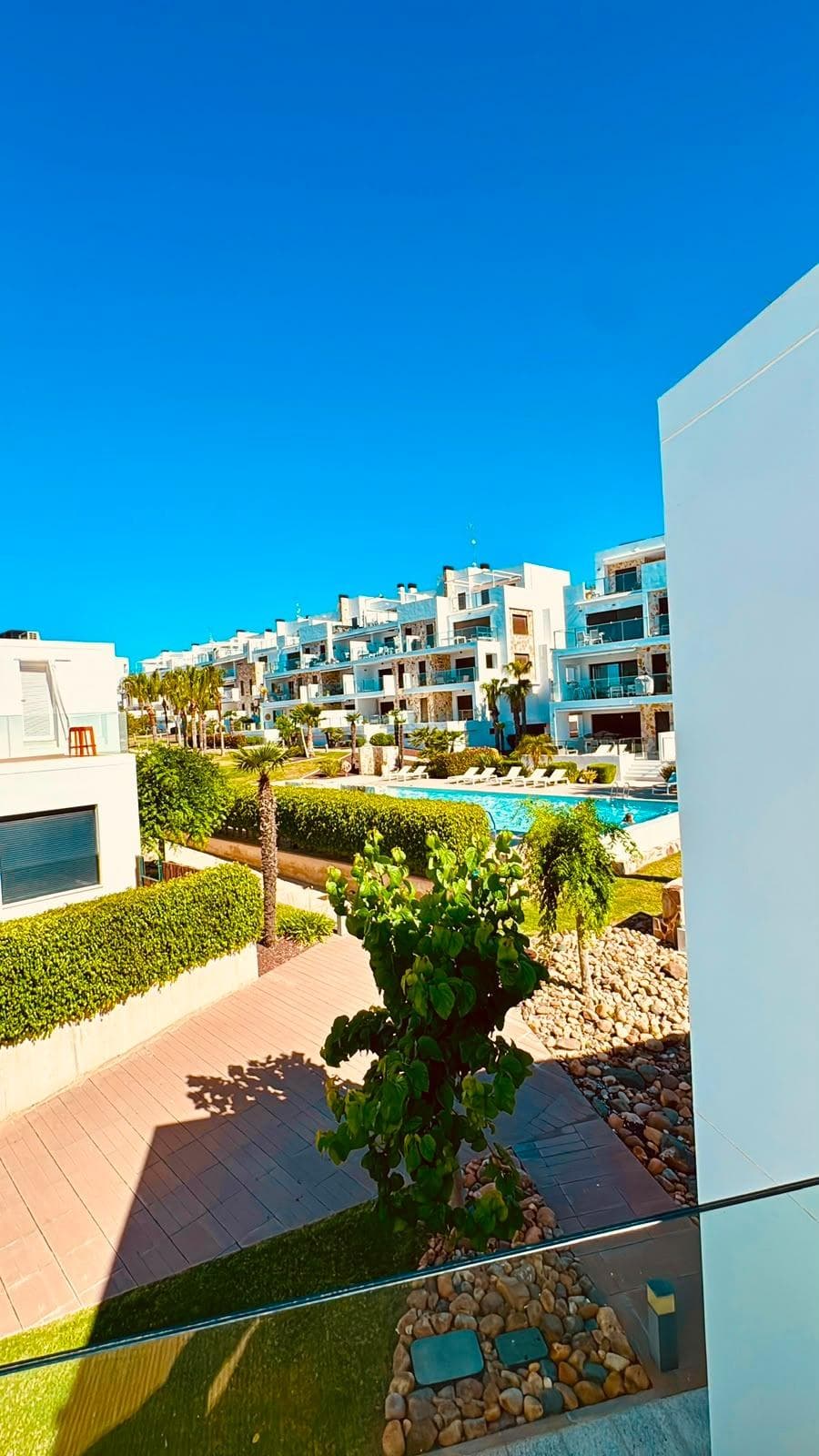 Elegante Adosado de Diseño Vanguardista con Vistas al Mar y Jardín Privado