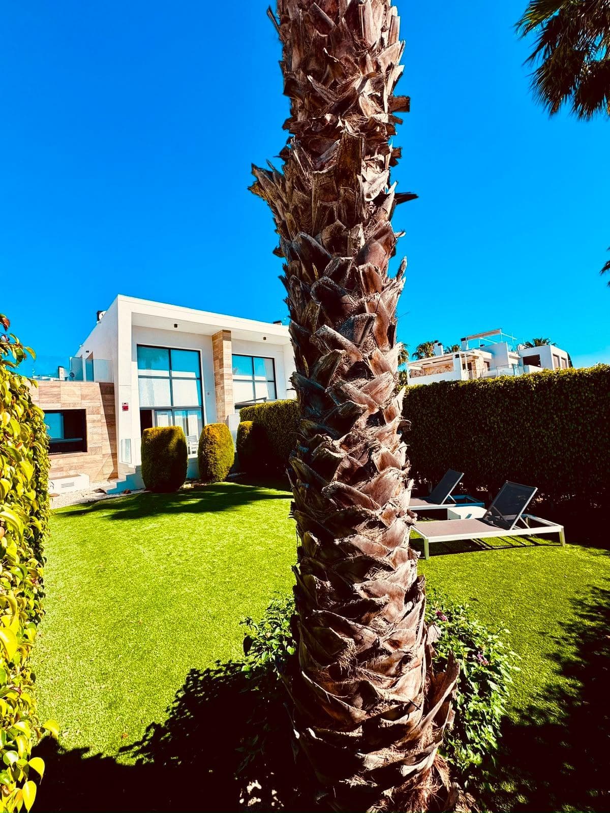 Elegante Adosado de Diseño Vanguardista con Vistas al Mar y Jardín Privado