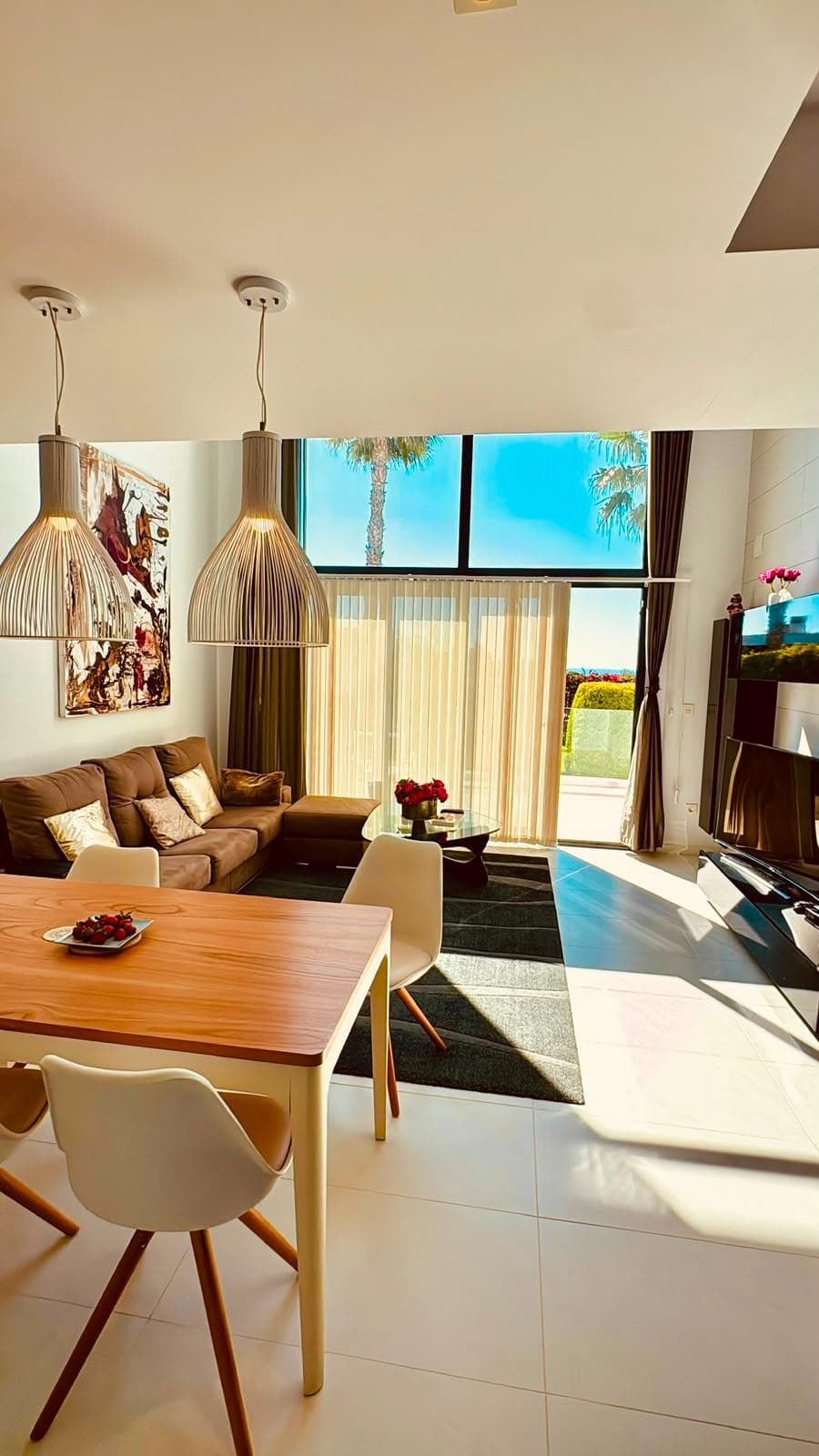 Elegante Adosado de Diseño Vanguardista con Vistas al Mar y Jardín Privado