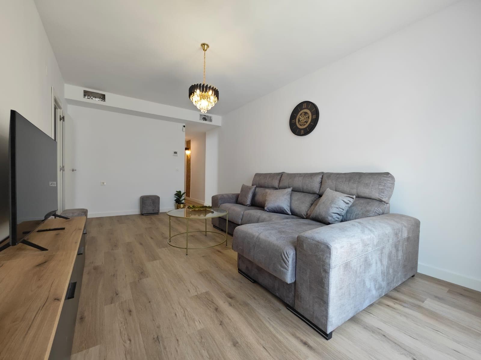 Exclusivo Ático Renovado en Segunda Línea de Playa del Cura, Torrevieja
