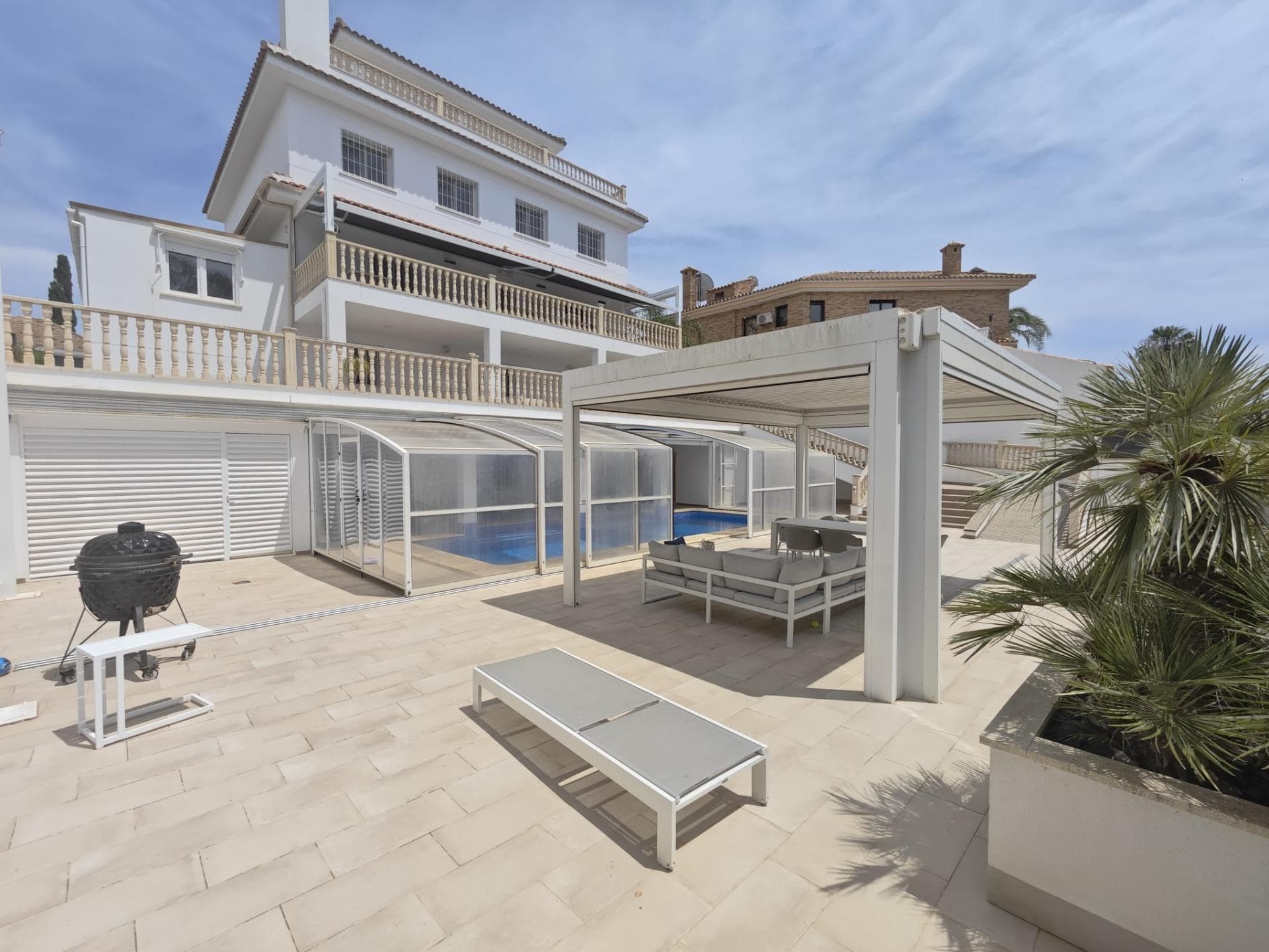 Espectacular chalet independiente en Dehesa de Campoamor, ubicado a escasos 400 metros de la orilla del mar.