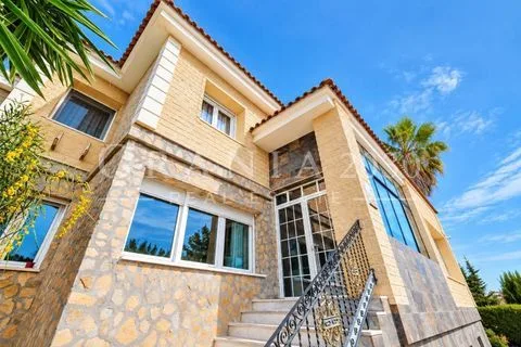 Elegancia, privacidad y diseño en una espectacular villa en Campoamor