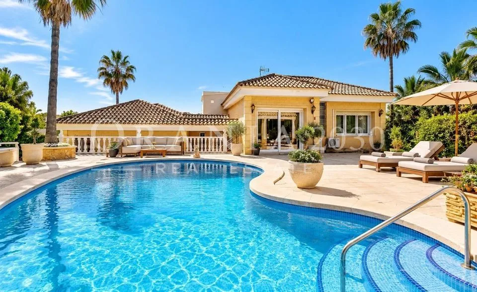 Elegancia, privacidad y diseño en una espectacular villa en Campoamor
