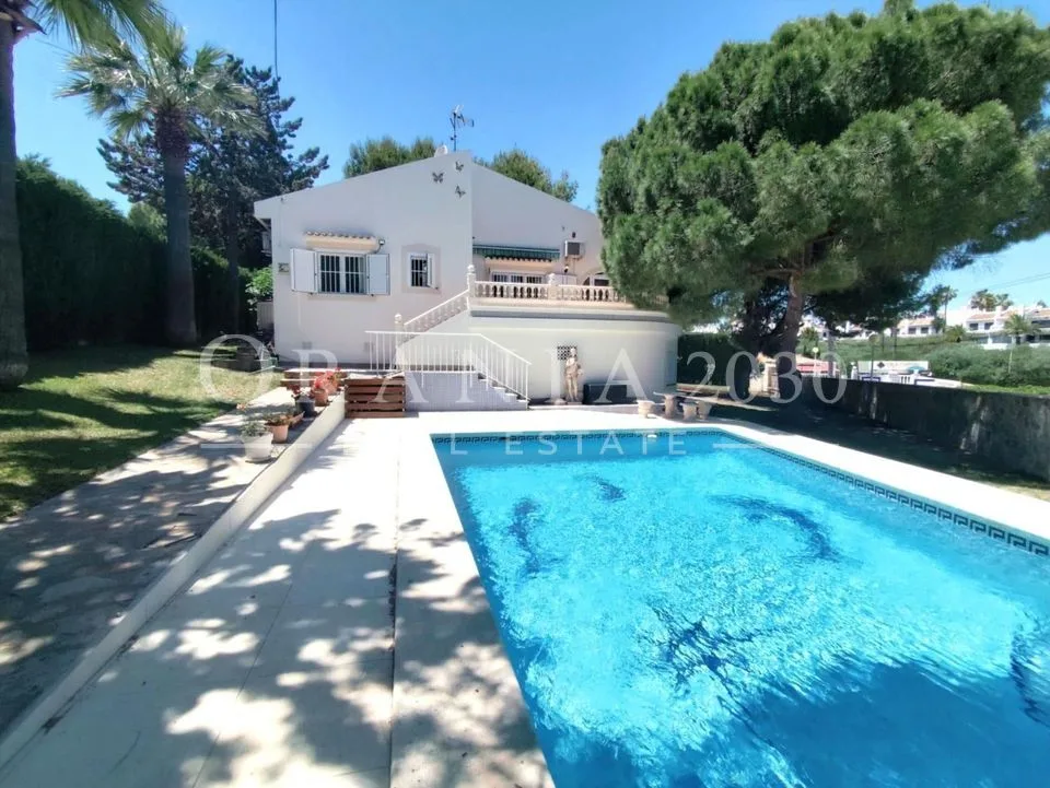 Exclusiva Villa Mediterránea con piscina privada , gran parcela y cerca del mar en Cabo Roig