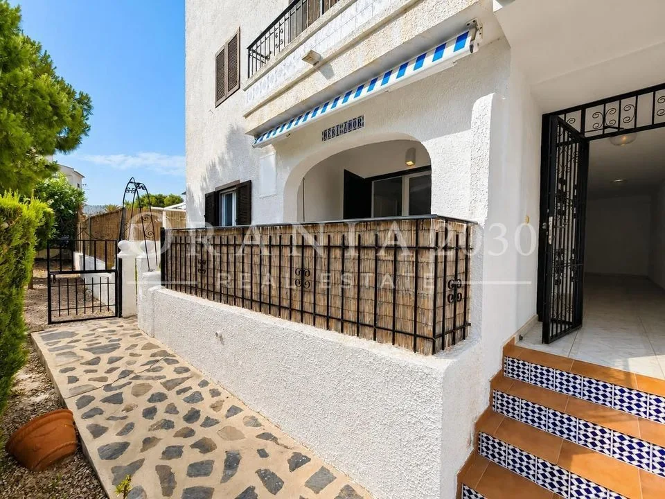 Encantador Bungalow en Planta Baja Cerca del Mar con Amplio Jardín y 3 Piscinas en Cabo Roig