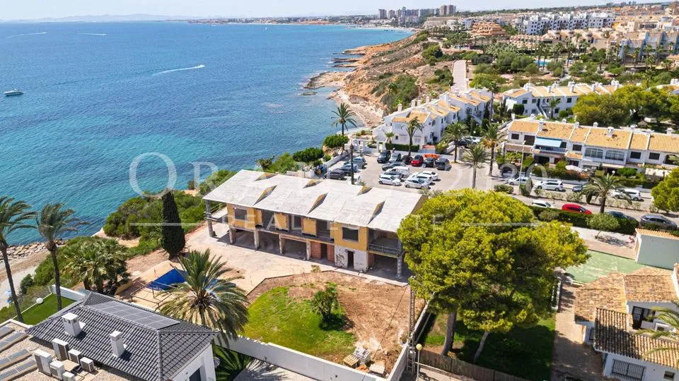 Proyecto de Villa de Lujo en Primera Línea del Mar con Estructura Ejecutada