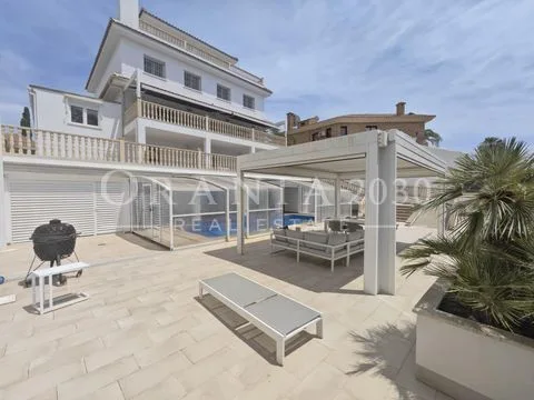 Espectacular chalet independiente en Dehesa de Campoamor, ubicado a escasos 400 metros de la orilla del mar.