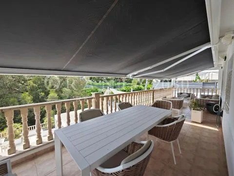 Espectacular chalet independiente en Dehesa de Campoamor, ubicado a escasos 400 metros de la orilla del mar.