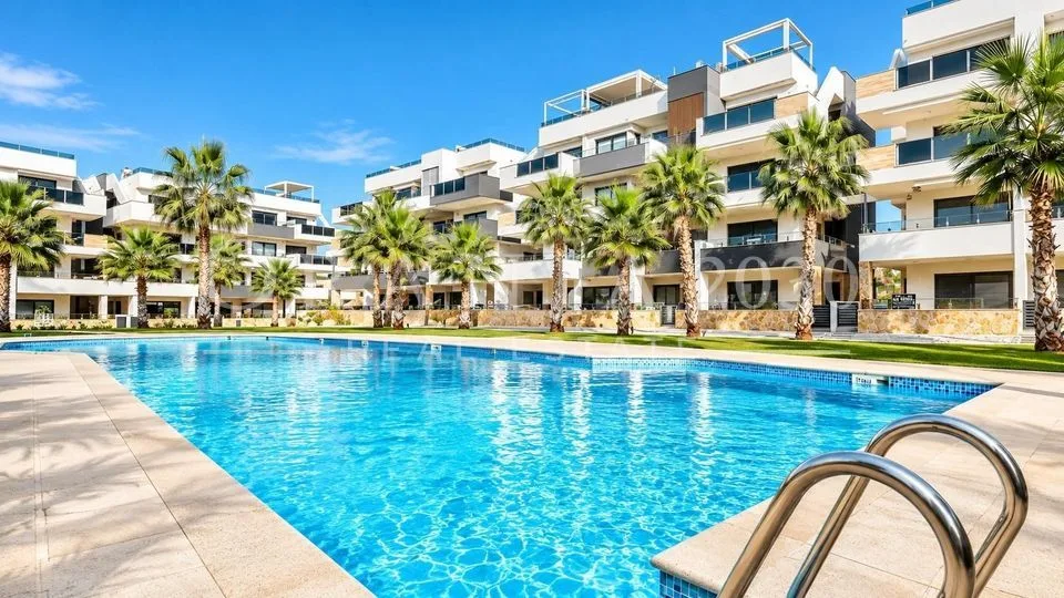 Elegante apartamento en esquina con amplia terraza y vistas a la piscina – Amanecer IX, Orihuela Costa