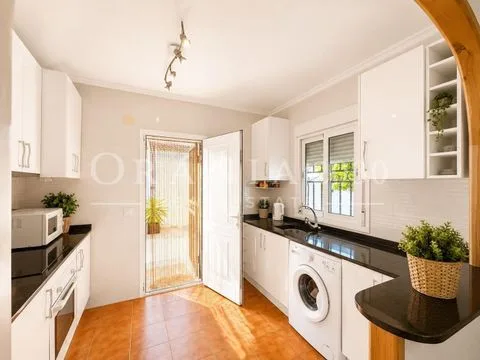 Villa independiente con piscina privada y 4 dormitorios en Los Alcázares