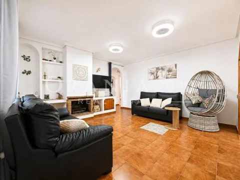 Villa independiente con piscina privada y 4 dormitorios en Los Alcázares