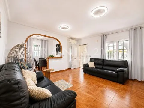 Villa independiente con piscina privada y 4 dormitorios en Los Alcázares
