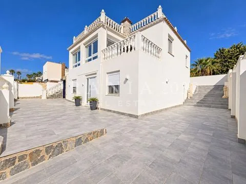 Exclusiva villa reformada con piscina privada y orientación sur en Los Balcones, Torrevieja