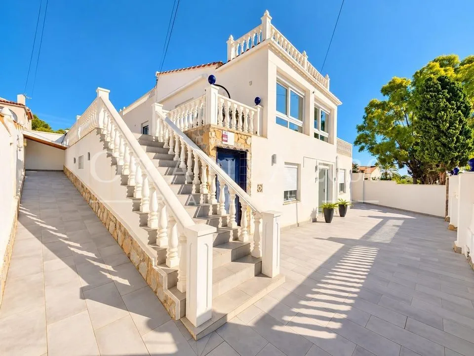 Exclusiva villa reformada con piscina privada y orientación sur en Los Balcones, Torrevieja