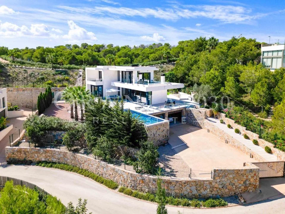 Exclusiva villa de lujo con 6 dormitorios, piscina infinita y espectaculares vistas al golf en Las Colinas Golf [amp;] Country Club