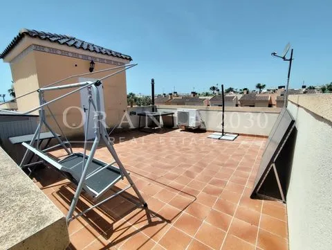 Luminoso Bungalow Planta Alta con Solárium Privado y Piscina en Orihuela Costa