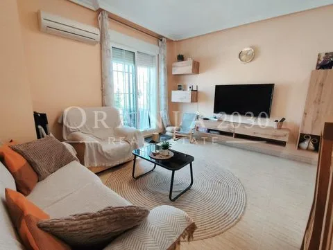 Luminoso Bungalow Planta Alta con Solárium Privado y Piscina en Orihuela Costa
