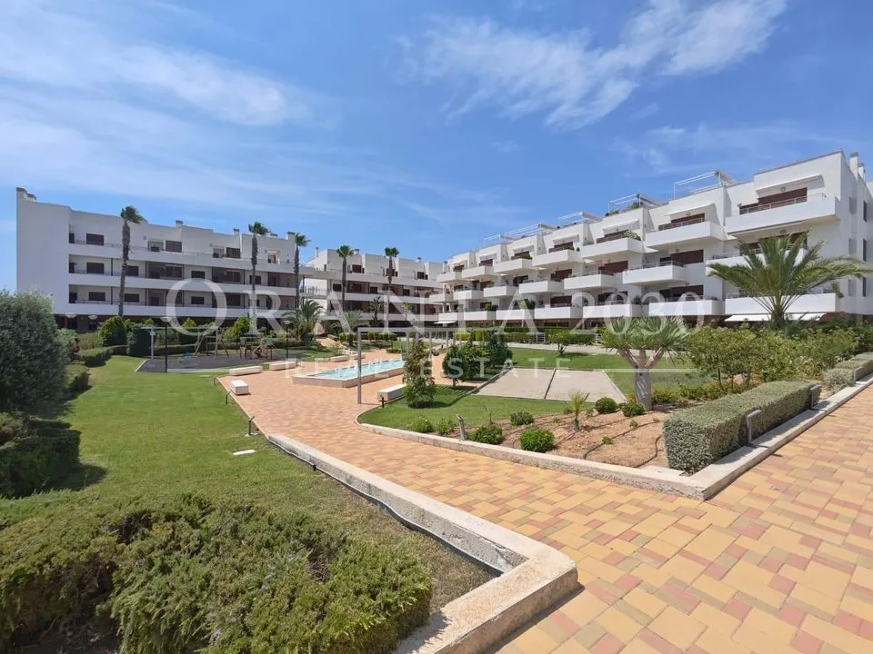 Luminoso apartamento de 2 dormitorios con piscina y spa en Campoamor