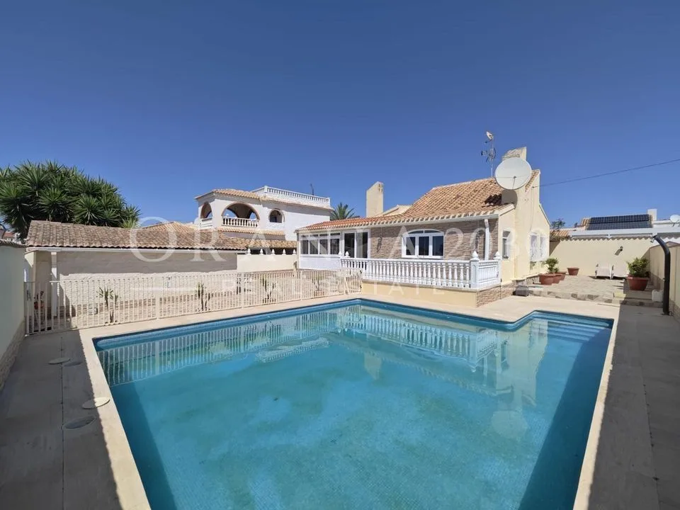 Encantador chalet independiente con piscina privada en La Florida - Las Chismosas, Orihuela Costa