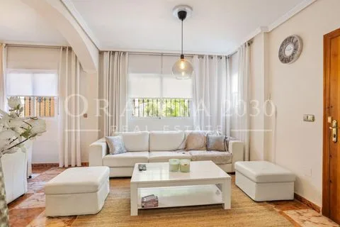Encantador chalet adosado con amplio solárium en una ubicación privilegiada de La Regia – Orihuela Costa