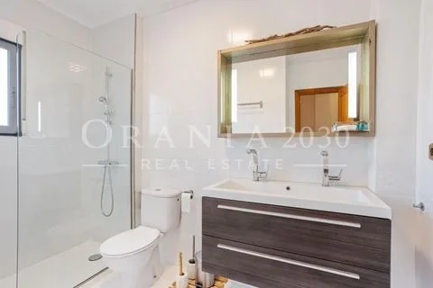 Encantador chalet adosado con amplio solárium en una ubicación privilegiada de La Regia – Orihuela Costa