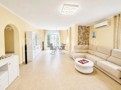 Villa independiente con piscina climatizada y apartamento independiente en Mil Palmeras