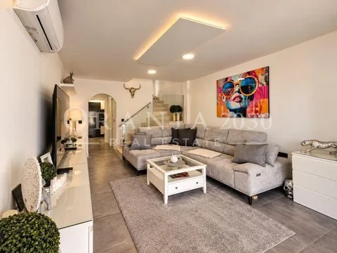 Exclusiva villa de esquina con piscina privada, solárium y placas solares en La Zenia