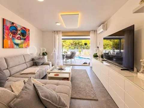 Exclusiva villa de esquina con piscina privada, solárium y placas solares en La Zenia