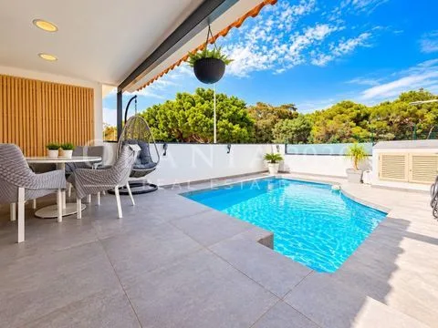 Exclusiva villa de esquina con piscina privada, solárium y placas solares en La Zenia