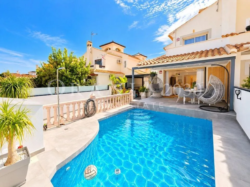 Exclusiva villa de esquina con piscina privada, solárium y placas solares en La Zenia