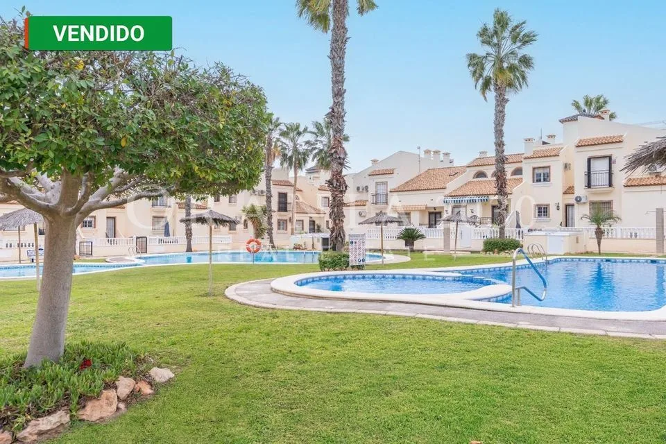 Bonito apartamento con piscina comunitaria a la venta en Playa Flamenca