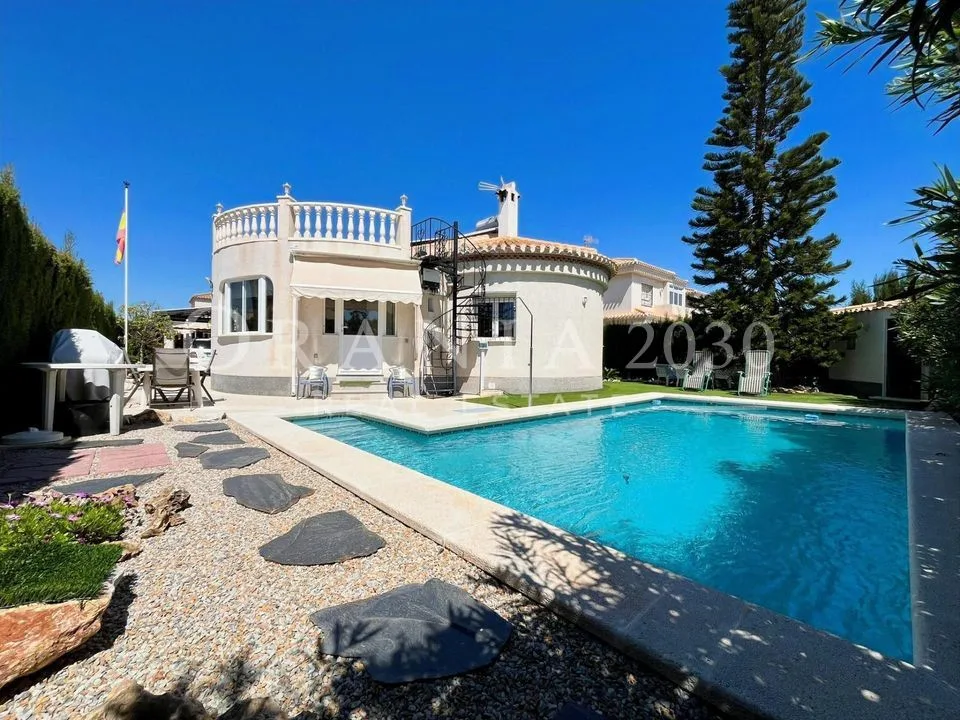 Chalet independiente con piscina privada y placas solares en Playa Flamenca
