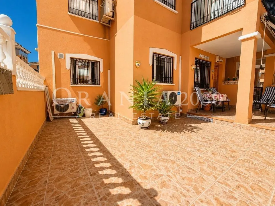 Bungalow en esquina con amplias zonas comunes en Orihuela Costa