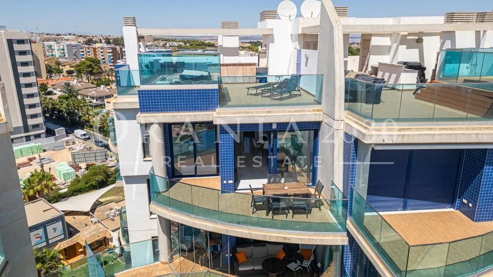 Exclusivo ático en primera línea con solárium de 106 m², jacuzzi y vistas panorámicas al mar