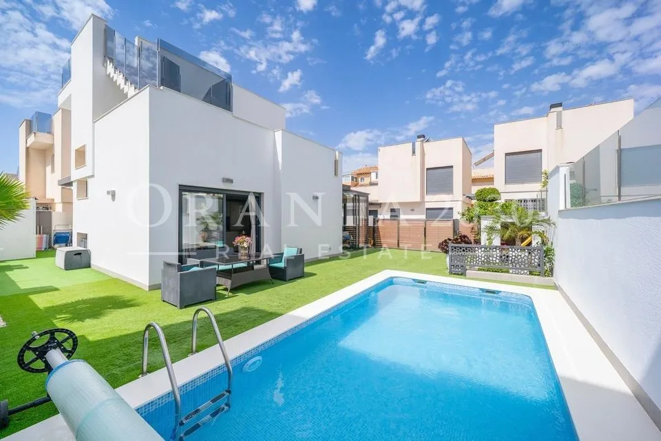 Chalet independiente con piscina privada en Torrevieja