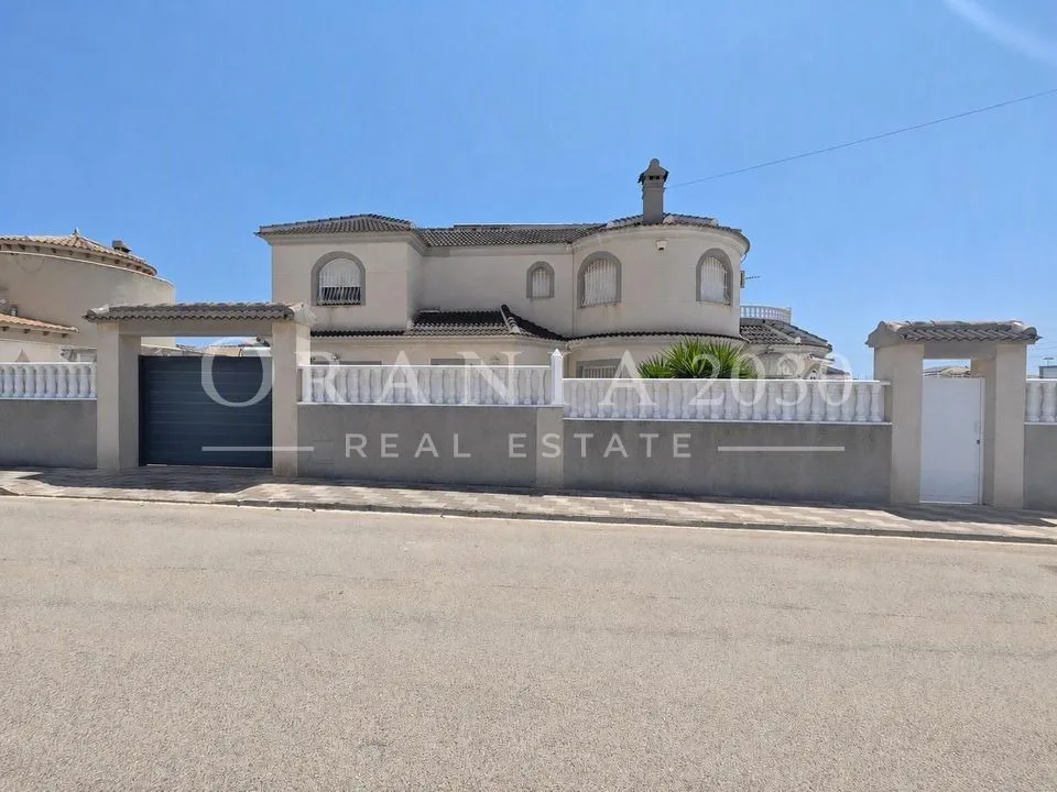 Vivienda independiente con piscina privada en amplia parcela en La Siesta, Torrevieja