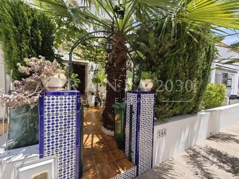 Exclusivo Dúplex con Piscina Comunitaria y Vistas en Zona Residencial Golf Villamartin
